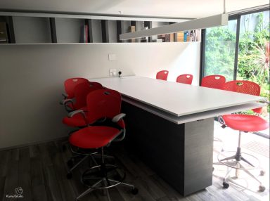 Mesa de cocina para oficina con sillas rojas
